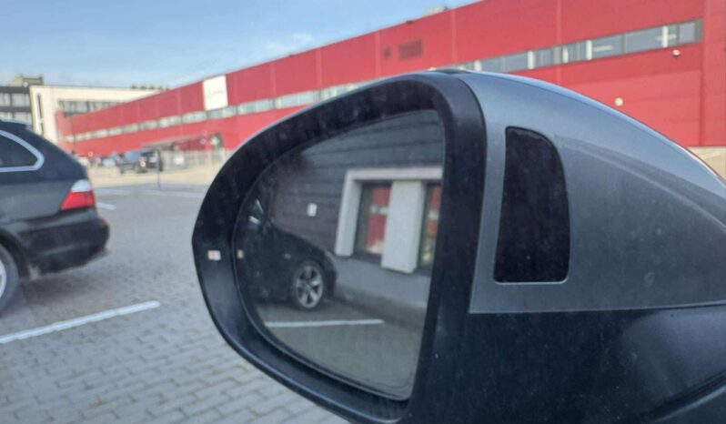 
								Volkswagen Passat pilnas									